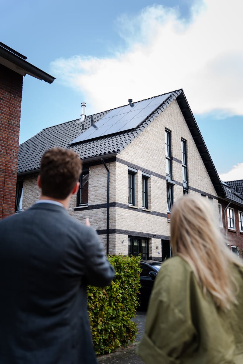 Piekvrij adviseur bekijkt met de klant de zonnepanelen op het dak