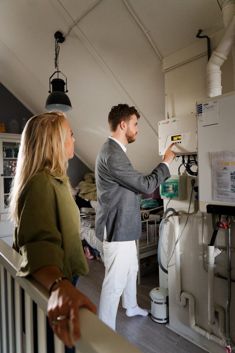 Adviseur controleert de installatie op de bovenverdieping van de woning