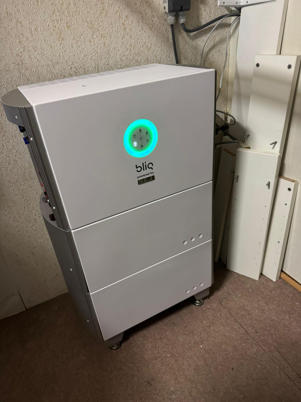 Thuisbatterij met statuslamp geïnstalleerd in een utiliteitsruimte