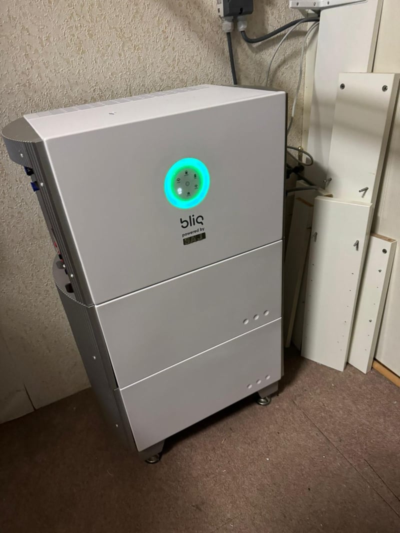 Thuisbatterij met statuslamp geïnstalleerd in een utiliteitsruimte