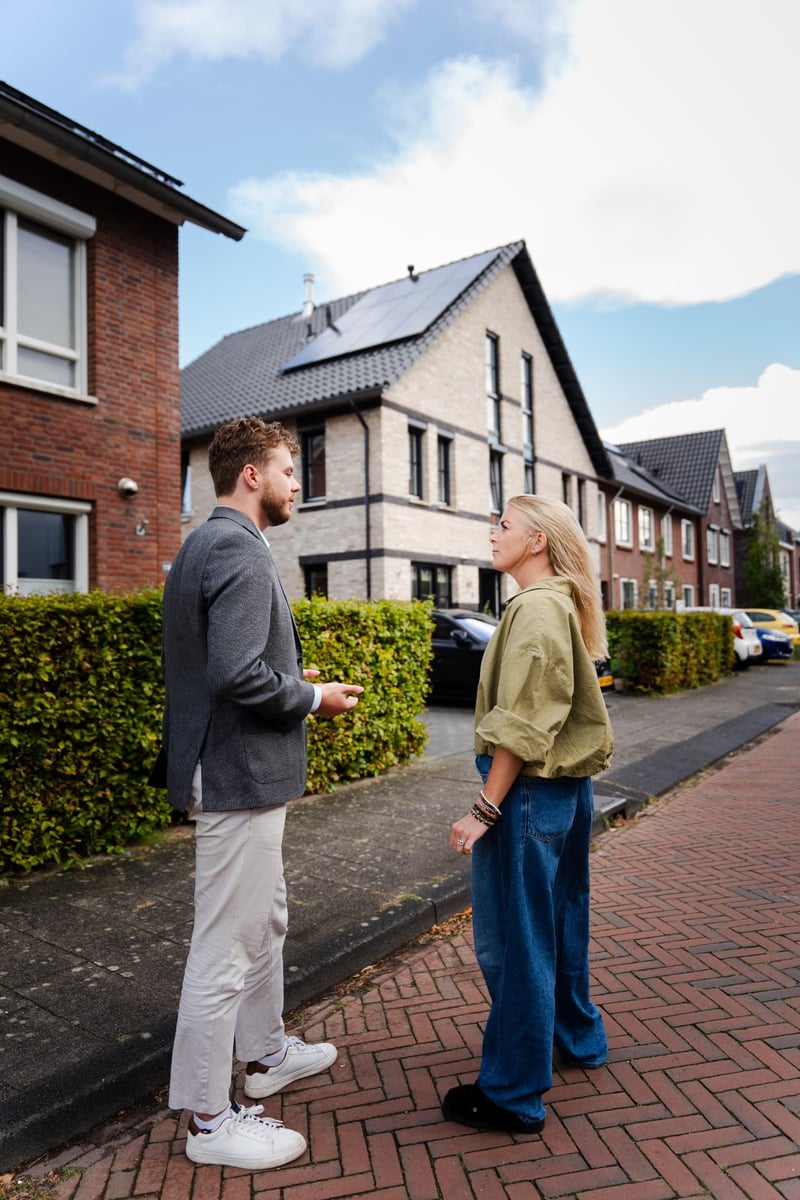 Adviesgesprek voor de woning met zonnepanelen op het dak