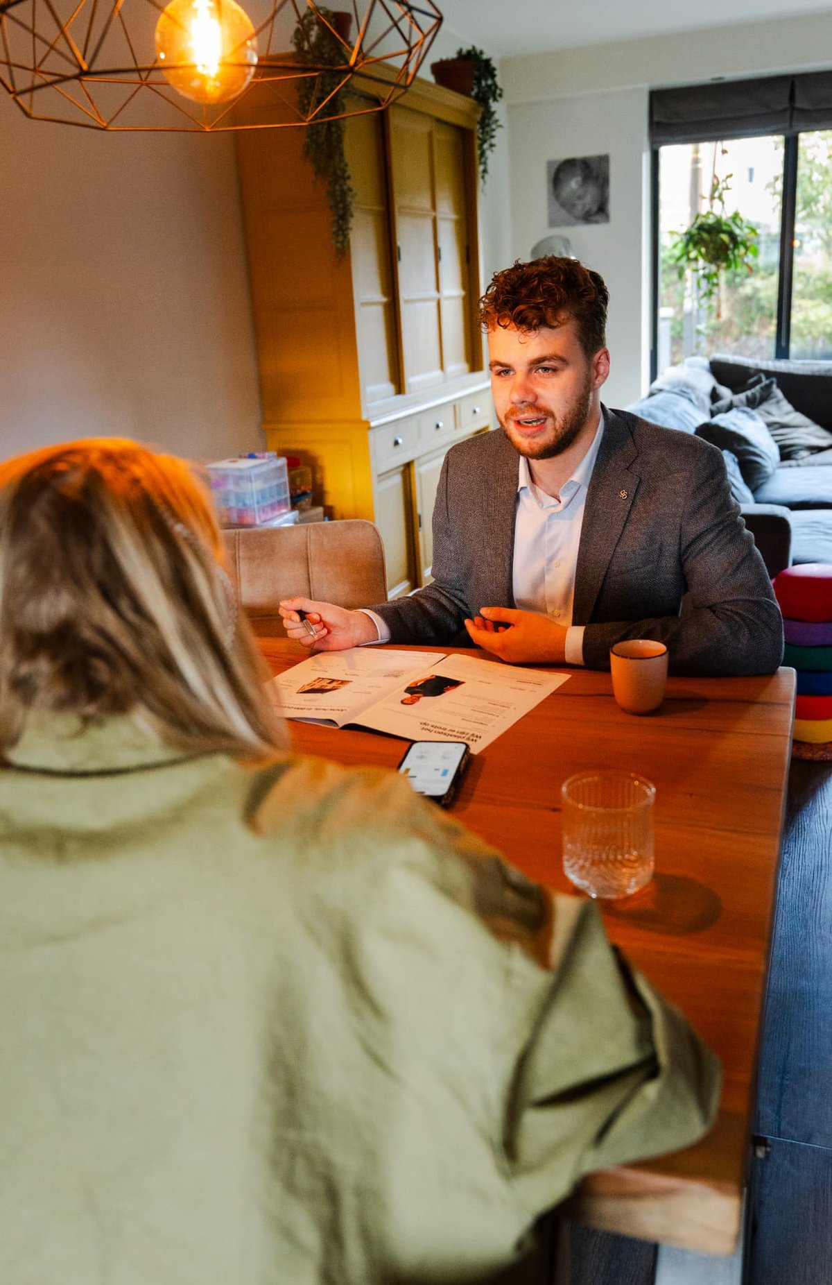 Piekvrij adviseur bespreekt het energieplan met een klant aan de keukentafel