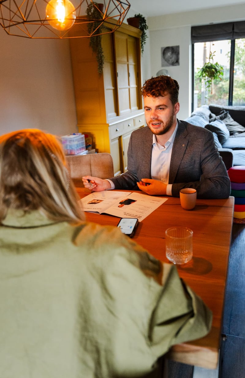 Piekvrij adviseur bespreekt het plan aan de keukentafel