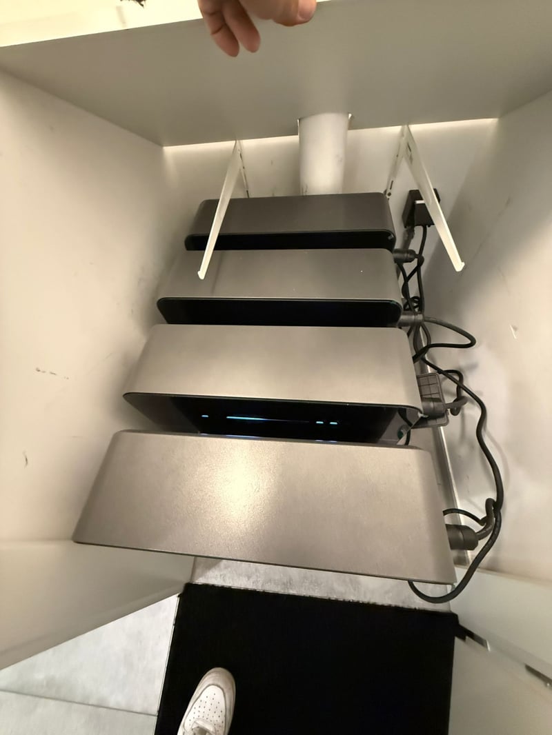Batterijmodules in de schakelkast tijdens de installatie