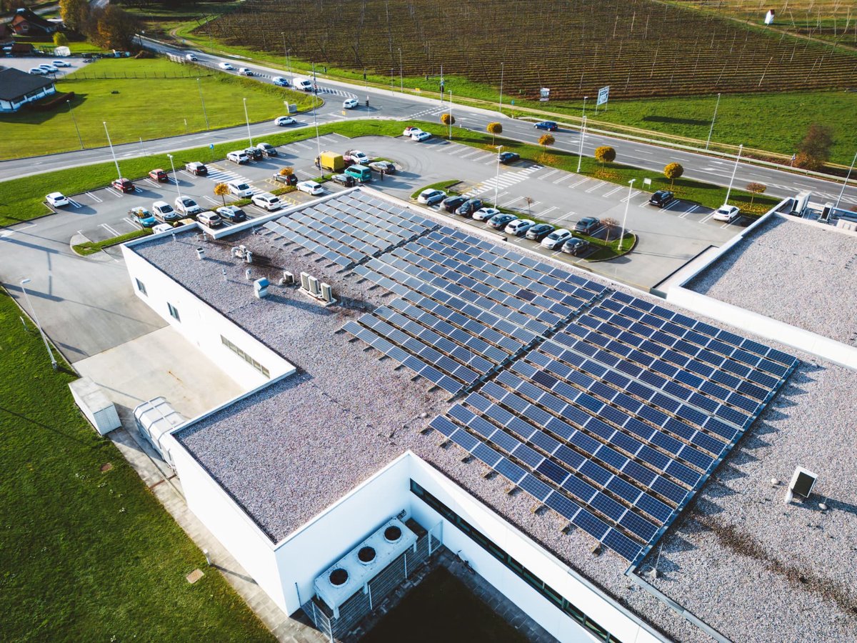 Energie-installatie van Piekvrij bij een bedrijfspand