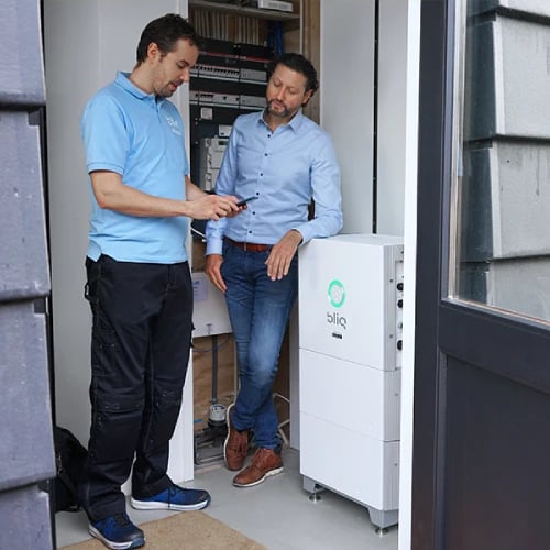 Piekvrij adviseur legt de thuisbatterij uit aan een klant